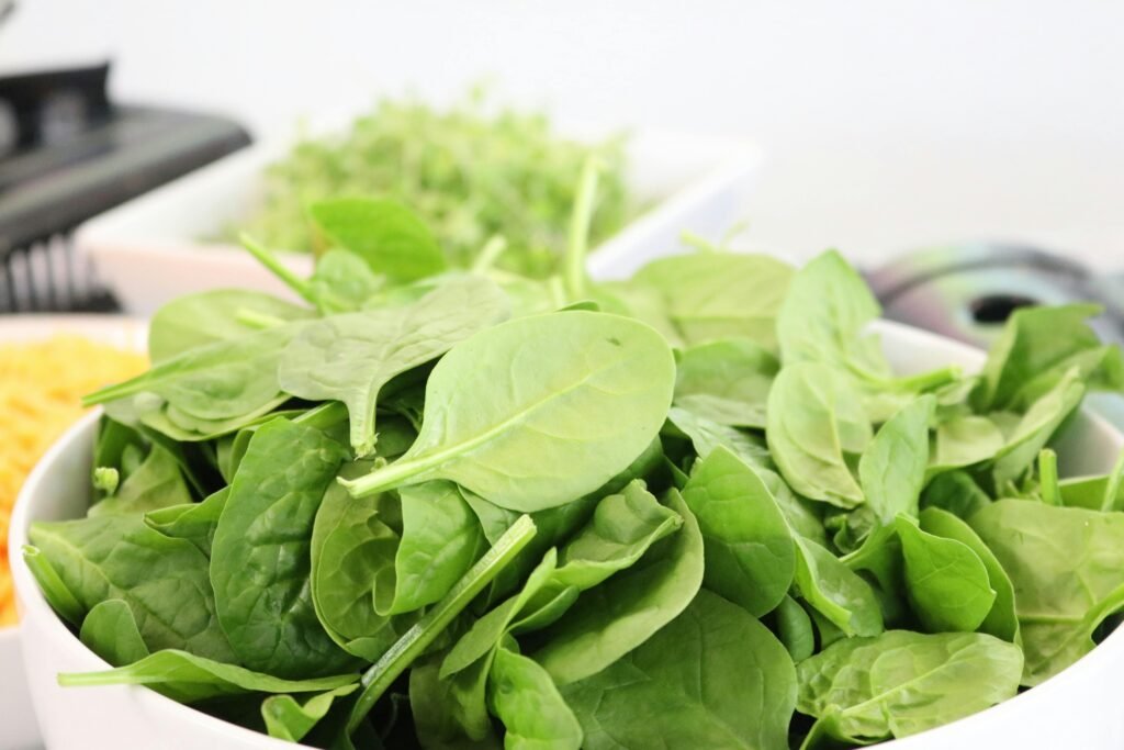 spinach benefits for immune system health, how spinach boosts your immunity naturally, nutrients in spinach that strengthen immunity, spinach recipes for immune support, is spinach good for immune function in adults